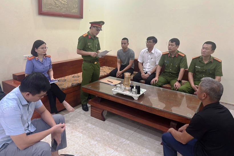 Cơ quan CSĐT công bố lệnh khám xét cơ sở.  Ảnh: Công an Ninh Bình/Vietnamnet