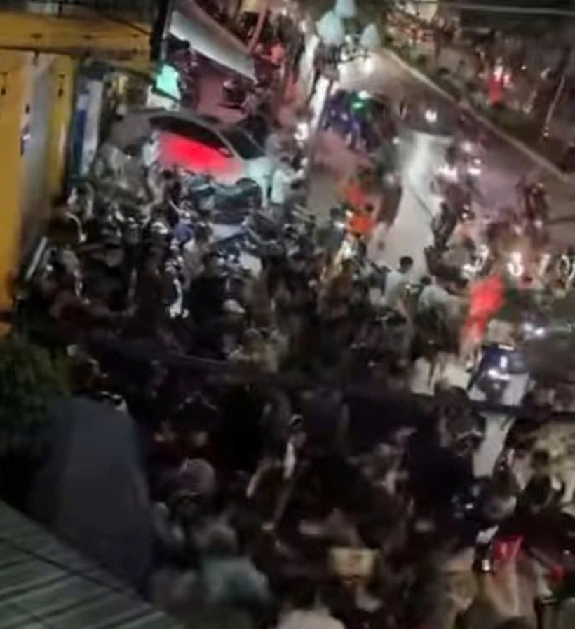 Hàng trăm "quái xê" tụ tập trên đường Hồ Sen. Ảnh: NLĐ