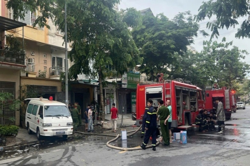 Xe cứu thương được đưa tới hiện trường vụ hoả hoạn. Ảnh: Dân trí