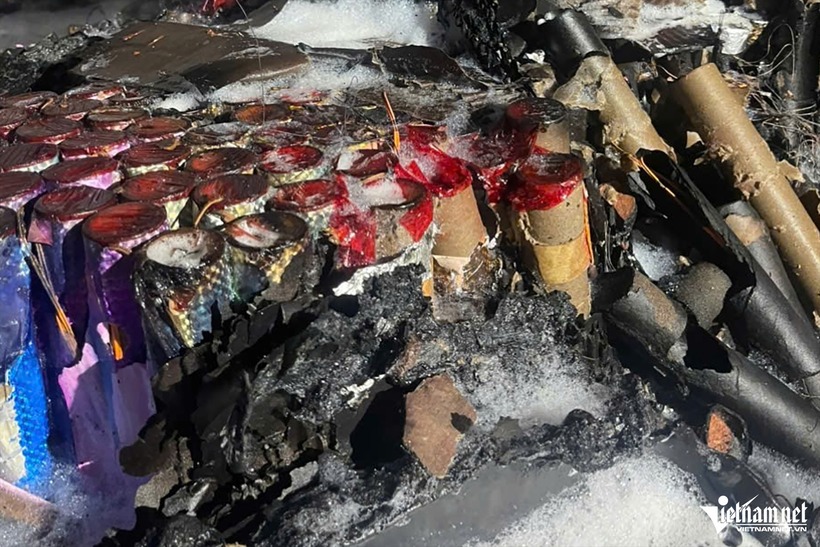 Khu vực nổ gây cháy tại tầng 4 có vật có hình dạng ống, kích thước 3x20cm (nghi là pháo phục vụ tổ chức sự kiện). Ảnh: VietNamnet