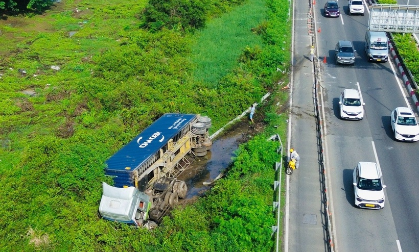 Tài xế xe đầu kéo container may mắn thoát nạn. (Ảnh: Dân trí)