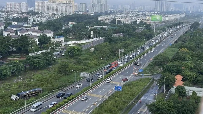 Ảnh hưởng từ sự cố khiến giao thông qua khu vực ùn ứ kéo dài. (Ảnh: Pháp luật TP.HCM)