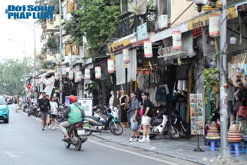 Các hộ kinh doanh trên phố Hàng Đào (quận Hoàn Kiếm, Hà Nội).