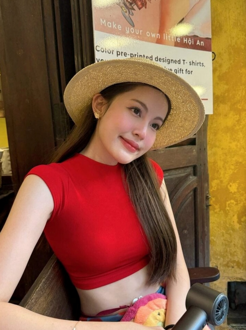 Thời gian qua, cả hai vướng nghi vấn hẹn hò nhưng không xác nhận. Hai người cũng khá kín tiếng về chuyện tình cảm, hầu như không công khai bất kỳ thông tin hẹn hò nào. Vậy nên, loạt ảnh lần này nhanh chóng thu hút hàng chục nghìn lượt chia sẻ và bình luận, trở thành tâm điểm bàn tán trong cộng đồng mạng.
