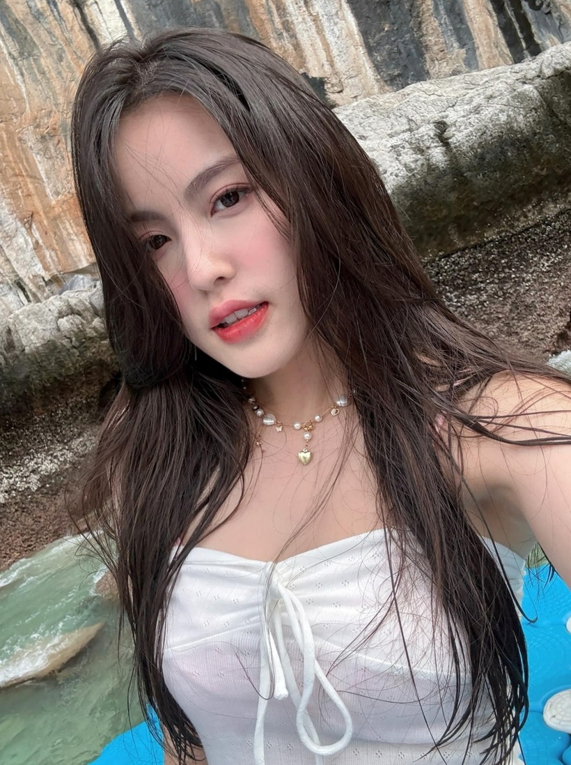 Một số ý kiến cho rằng loạt ảnh được chụp trong tiệc sinh nhật gần đây của Tăng Mỹ Hàn, trong khi có người lại nghi ngờ đây là hình ảnh riêng tư bị rò rỉ từ phía tiệm chụp ảnh. Đến nay, cả HIEUTHUHAI và Tăng Mỹ Hàn đều chưa lên tiếng về loạt ảnh này.