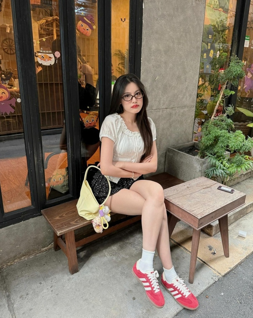 Tăng Mỹ Hàn thường xuyên chia sẻ những bộ ảnh trong các chuyến du lịch, nghỉ dưỡng. Trong những lần "check-in" tại các quán cà phê đẹp, cô diện set đồ trẻ trung, phối cùng túi xách và loạt phụ kiện hợp xu hướng. Dưới các bài đăng của hot girl, bên cạnh các lời khen cho nhan sắc cô, nhiều tài khoản mạng cũng để lại bình luận, hỏi địa chỉ mua quần áo, túi xách hay cách trang điểm.
