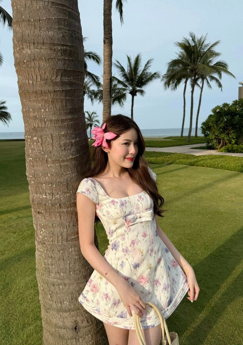 Những trang phục ưa chuộng của Tăng Mỹ Hàn thường có họa tiết đơn giản và màu sắc nhã nhặn. Cô nàng trung thành với kiểu tóc dài buông xõa, không tạo kiểu cầu kỳ.