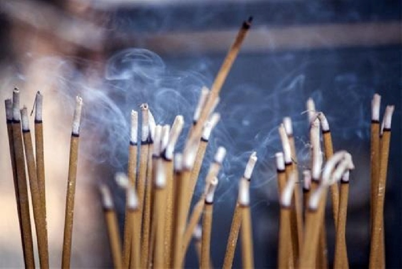 Thắp hương không cháy hết là điềm lành hay dữ?