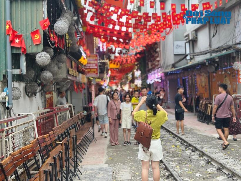 Bất chấp nguy hiểm, du khách vẫn ùn ùn đến phố cà phê đường tàu để check in - 4