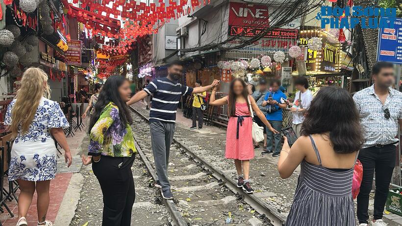 Bất chấp nguy hiểm, du khách vẫn ùn ùn đến phố cà phê đường tàu để check in - 3