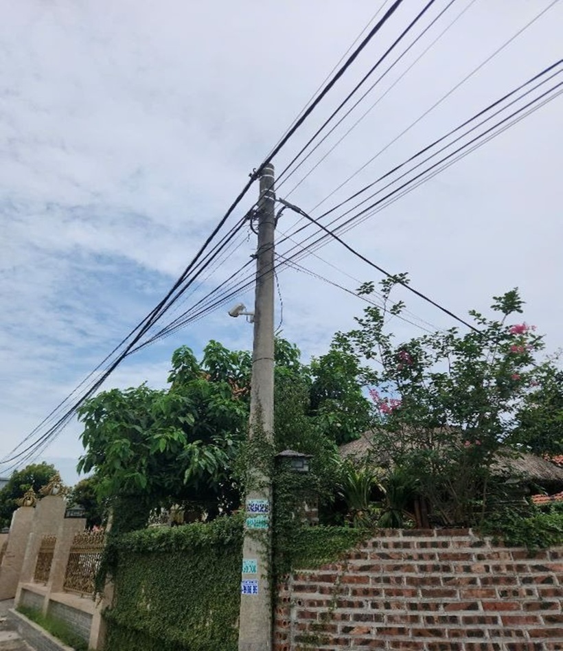 Bên ngoài ngôi biệt thự và kho hàng, Hải bố trí camera giám sát.