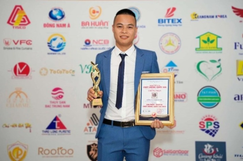 Lê Văn Hải chỉ học hết phổ thông rồi ở nhà và sau đó làm Youtube và giàu lên nhanh chóng. Hải từng được nhận chứng nhận về thương hiệu chất lượng một số sản phẩm. “Chúng tôi ở đây không ai mua các sản phẩm của gia đình Hải về dùng cả, chỉ biết Hải mang đi tiêu thụ ở nơi khác”, một người dân cho biết trên VietnamNet.