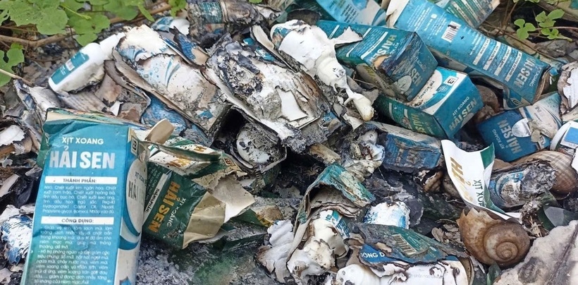 Hiện, các sản phẩm như sữa tắm, dầu gội đầu, các loại thuốc... của công ty Hải Bé được vứt đầy trên hồ Thường Xung cách nhà Hải khoảng 700m. Theo đó, xịt xoang Hải Sen, Sâm tố nữ Hải Sen vứt đầy trong bụi rậm; nhiều bao bì, giấy hướng dẫn sử dụng, các chai sản phẩm bị đốt chưa cháy hết, nhiều chai cháy thành than. Tất cả các sản phẩm bị mang đốt bỏ đang còn hạn sử dụng đến năm 2026, 2027. Nhiều người cũng đặt ra nghi vấn đây là sản phẩm hàng giả, kém chất lượng nên trước khi bị cơ quan chức năng đến làm việc Hải đã mang đốt bỏ.