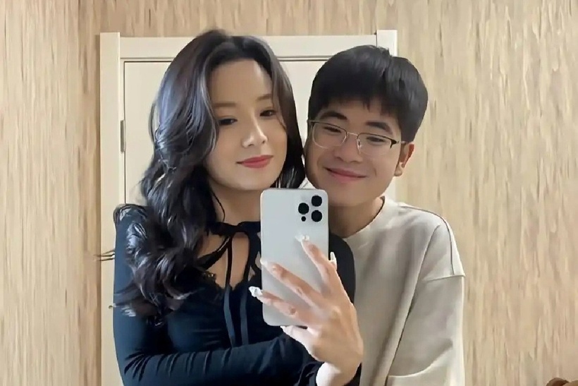 Cuối năm 2023, Zhang Feng đăng tải video đầu tiên ghi lại khoảnh khắc đời thường giữa anh và bạn gái hơn tuổi. Ảnh: Sohu.