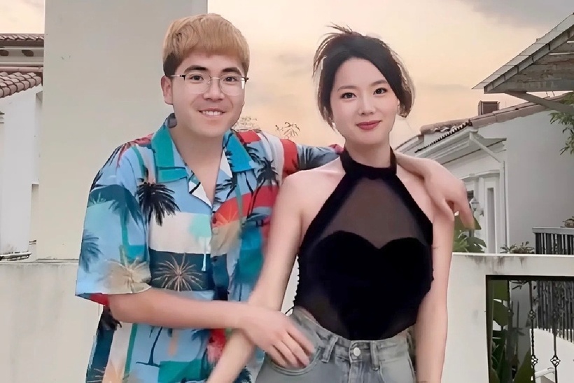 Cặp tình nhân gây chú ý khi công khai giấy chứng nhận kết hôn sau gần 3 năm gắn bó. Ảnh: Sohu.