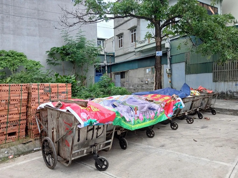 Lực lượng chức năng thu gom được, chất đầy số thực phẩm chức năng trên 13 xe rác