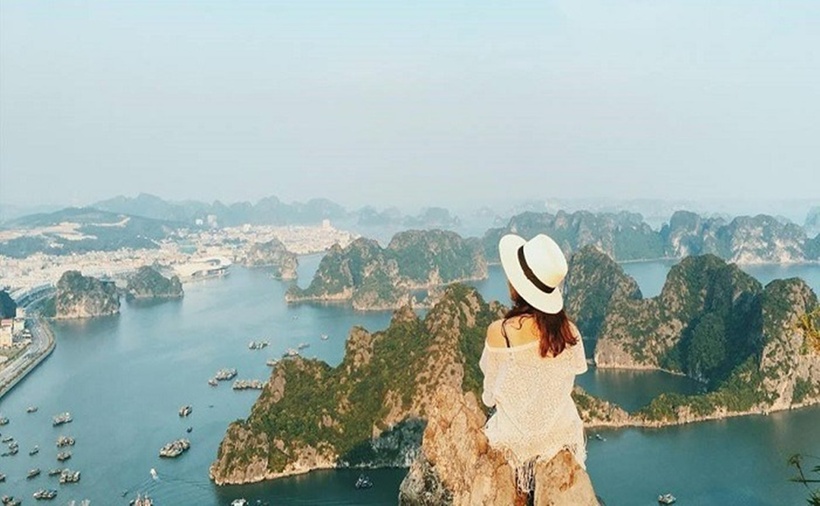 Khi đã đặt chân lên đến đỉnh Núi Bài Thơ, khung cảnh mở ra trước mắt khiến mọi vất vả của quãng đường leo núi đều tan biến. Từ đây, bạn có thể phóng tầm mắt bao quát toàn cảnh Vịnh Hạ Long, với mặt nước xanh mướt uốn lượn quanh những hòn đảo đá vôi trầm mặc, xa xa là những chiếc thuyền buồm nhỏ chậm rãi lướt trên sóng.