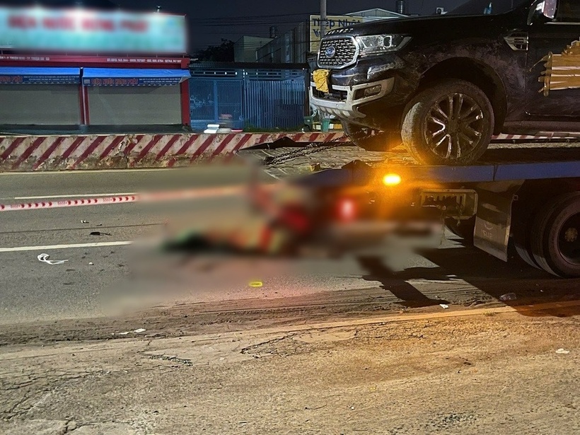 Hiện trường vụ xe máy tông vào đuôi xe cứu hộ, thanh niên 17 tuổi tử vong thương tâm. Ảnh: Báo Xây dựng