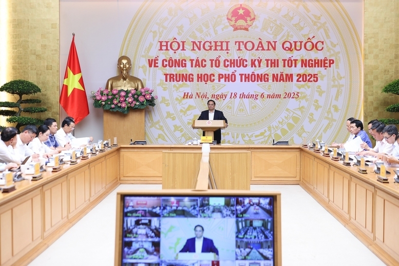 Về quan điểm về tổ chức Kỳ thi tốt nghiệp THPT năm 2025, Thủ tướng chỉ rõ quan điểm chung là: "Lấy thí sinh làm trung tâm, chủ thể - Thầy cô giáo là động lực - Nhà trường làm bệ đỡ - Gia đình là điểm tựa - Xã hội là nền tảng" - Ảnh: VGP/Nhật Bắc