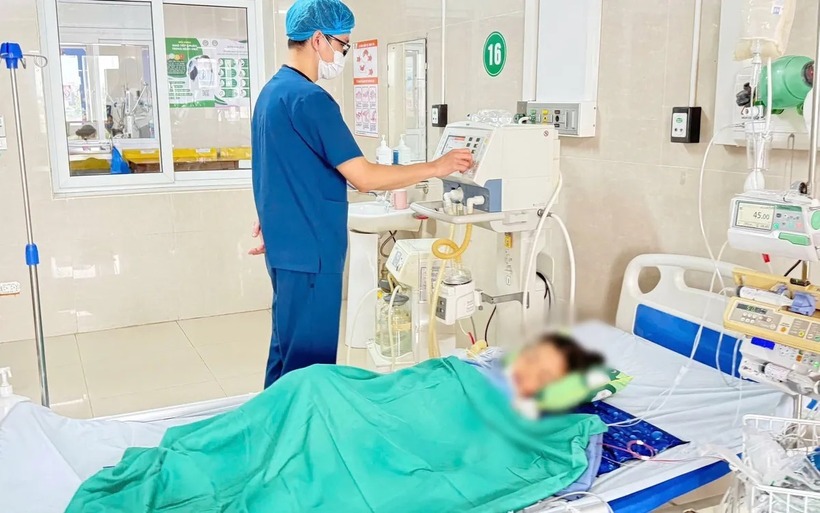 Sau một thời gian điều trị tích cực, bệnh nhi đã vượt qua giai đoạn nguy kịch, bắt đầu cai máy thở và phục hồi sức khỏe rõ rệt. Ảnh: Thời báo VTV