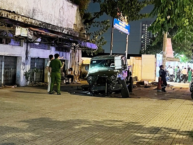 Công an khám nghiệm hiện trường vụ tai nạn. (Ảnh: VietnamNet)