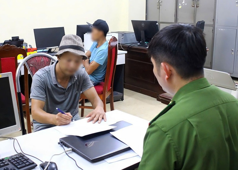 Lái xe Lường Văn C. làm việc với cơ quan chức năng. Ảnh: Công an nhân dân.
