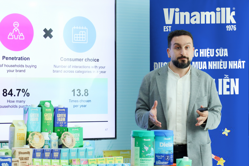 Ông Peter Christou - Tổng giám đốc Kantar Vietnam, Worldpanel Division - chia sẻ về kết quả của báo cáo Dấu chân thương hiệu (Ảnh: Nguyên Phương).