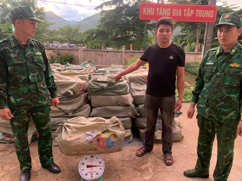 Tài xế Sềnh không xuất trình được hóa đơn, chứng từ chứng minh nguồn gốc xuất xứ của toàn bộ số hàng trên. Ảnh: Báo Sức khỏe và Đời sống.