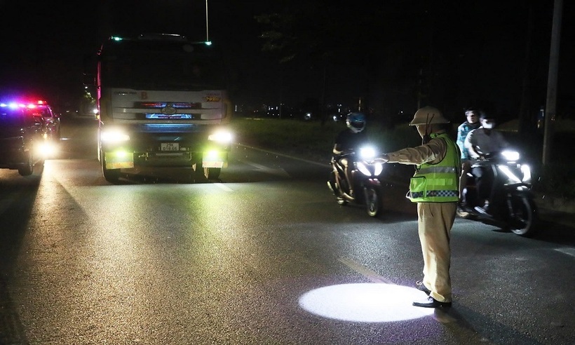 CSGT kiểm soát loạt xe tải chở đất thải trên tuyến trục phía Nam.