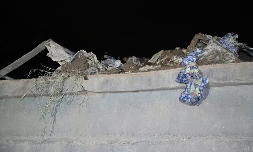 Hình ảnh phế thải, rác thải trên thùng xe không được che chắn cẩn thận.