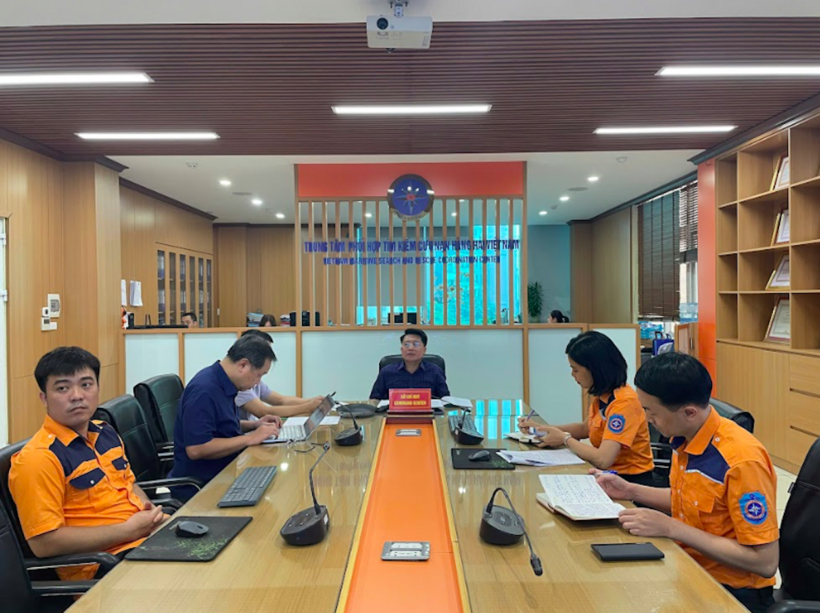 Trung tâm Phối hợp tìm kiếm, cứu nạn hàng hải Việt Nam chỉ đạo các lực lượng tại hiện trường tham gia công tác tìm kiếm cứu nạn