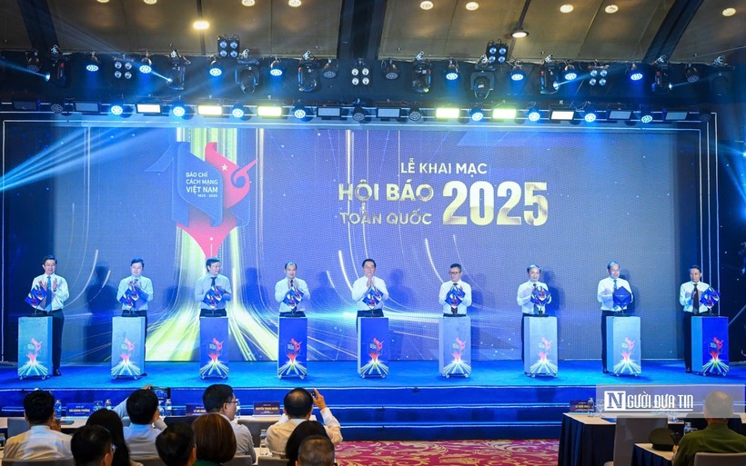 Các đại biểu ấn nút khai mạc Hội Báo toàn quốc 2025.
