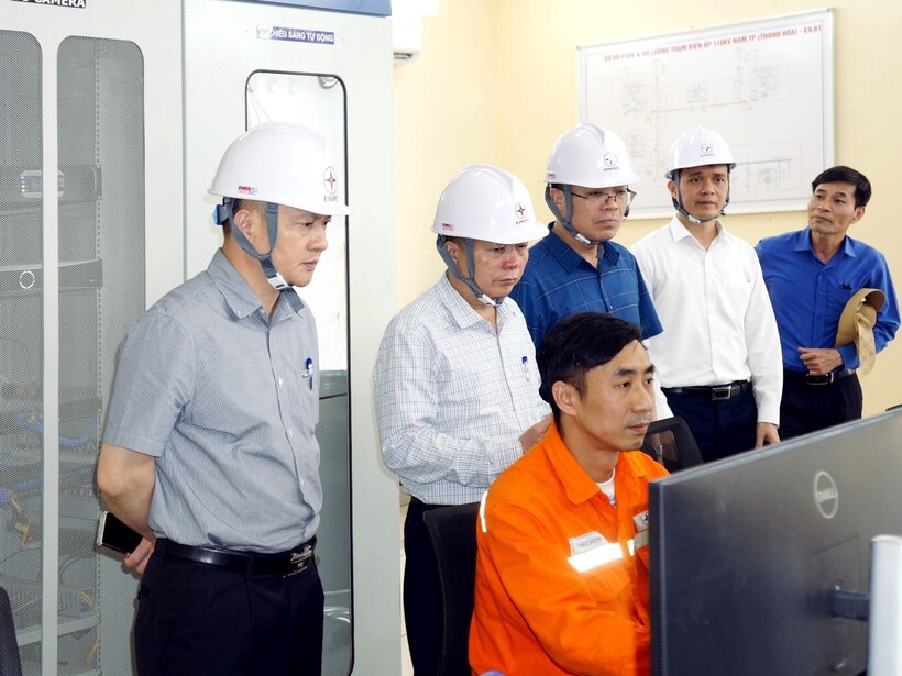 Giám đốc PC Thanh Hóa Hoàng Hải (người ngoài cùng bên trái ảnh) kiểm tra công tác vận hành trạm biến áp 110kV Nam thành phố Thanh Hóa.