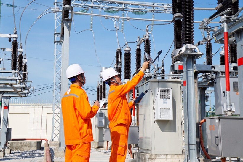 Công nhân Xí nghiệp 110kV – Công ty Điện lực Thanh Hóa kiểm tra vận hành thiết bị trong cao điểm nắng nóng.