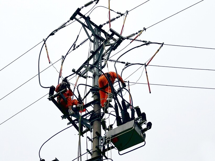Công nhân Điện lực thành phố Sầm Sơn (PC Thanh Hóa) kiểm tra, xử lý khiếm khuyết trên hệ thống lưới điện để đảm bảo cấp điện an toàn, ổn định mùa nắng nóng 2025.