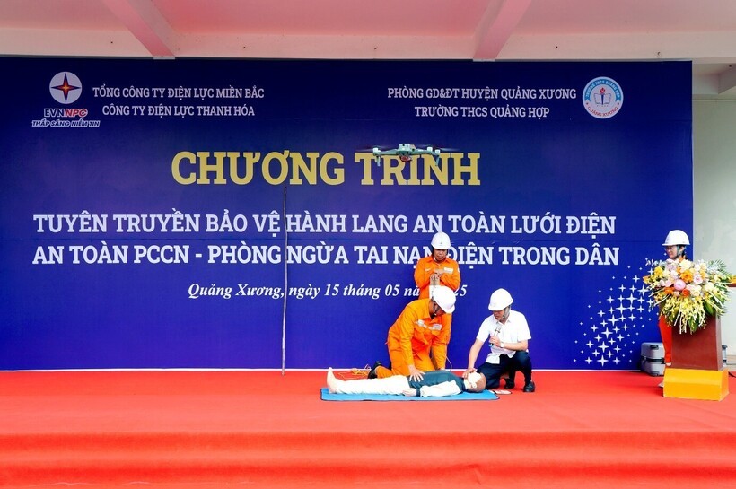 Trong tháng 5/2025, Công ty Điện lực Thanh Hóa tổ chức tuyên truyền bảo vệ hành lang an toàn lưới điện, an toàn PCCN, phòng ngừa tai nạn điện trong dân kết hợp tuyên tuyền sử dụng điện tiết kiệm đến giáo viên, học sinh Trường THCS Quảng Hợp (Quảng Xương).