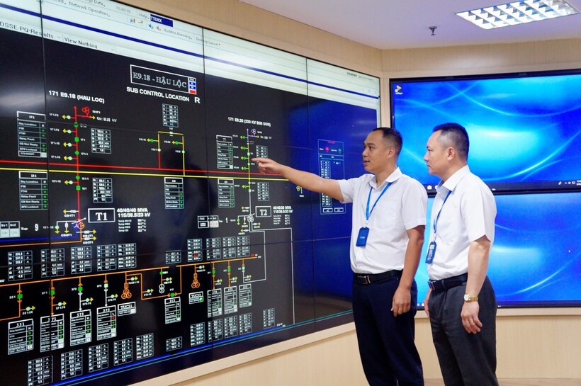 Ông Hoàng Hải, Giám đốc Công ty Điện lực Thanh Hóa kiểm tra công tác trực vận hành tại Trung tâm Điều khiển xa.