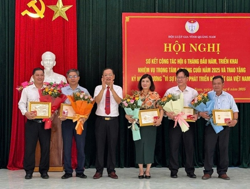 Hội Luật gia tỉnh Quảng Nam tổ chức Hội nghị sơ kết công tác 6 tháng đầu năm, triển khai nhiệm vụ 6 tháng cuối năm 2025 và trao tặng Kỷ niệm chương Vì sự nghiệp phát triển Hội Luật gia Việt Nam cho 23 hội viên có nhiều đóng góp.