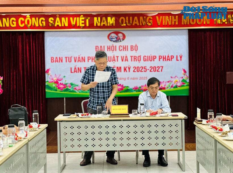 Đồng chí Võ Việt Hà, Bí thư Chi bộ khoá IV tiếp thu, ghi nhận các ý kiến chỉ đạo tại Hội nghị