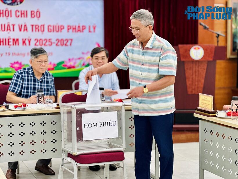 Chi bộ Ban Tư vấn pháp luật và Trợ giúp pháp lý bỏ phiếu bầu Bí thư Chi bộ lần thứ V, nhiệm kỳ 2025 - 2027