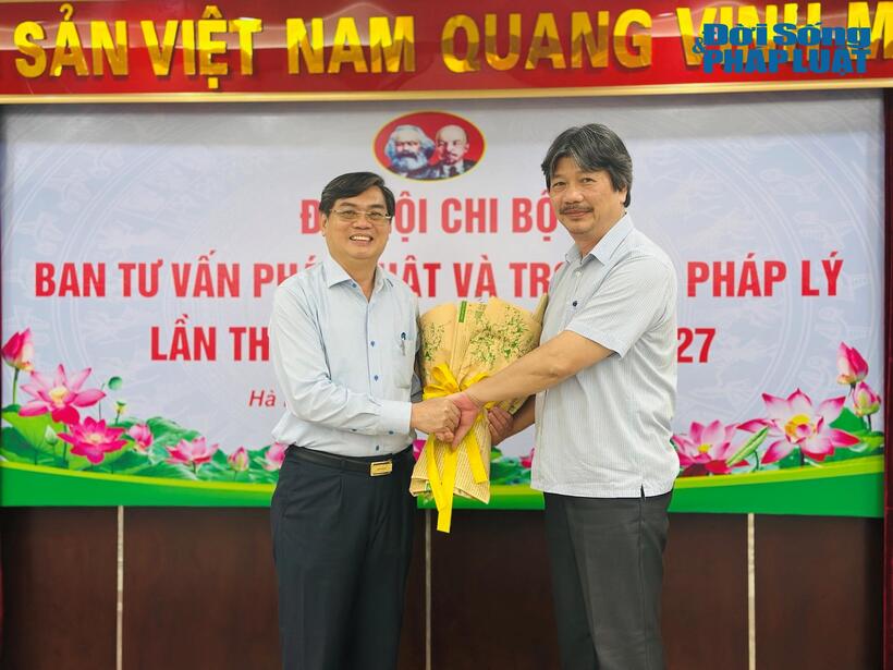 Đồng chí Lương Mai Sao - Ủy viên Ban Thường vụ, Trưởng Ban Tổ chức - Cán bộ, Hội Luật gia Việt Nam tặng hoa tân Bí thư Chi bộ Ban Tư vấn pháp luật và Trợ giúp pháp lý khoá V