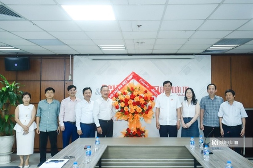Lãnh đạo Trung ương Hội Luật gia Việt Nam tặng hoa chúc mừng Tạp chí Đời sống và Pháp luật.