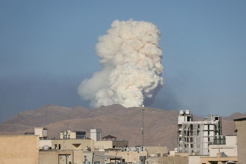 Khói bốc lên sau cuộc tấn công của Israel vào Iran hôm 18/6. Ảnh: Reuters