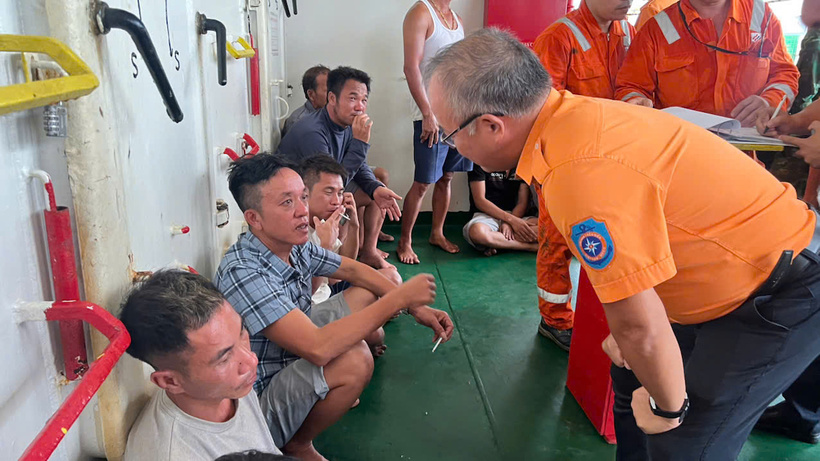Đại diện Trung tâm thăm hỏi ngư dân gặp nạn của tàu QN 80058 TS