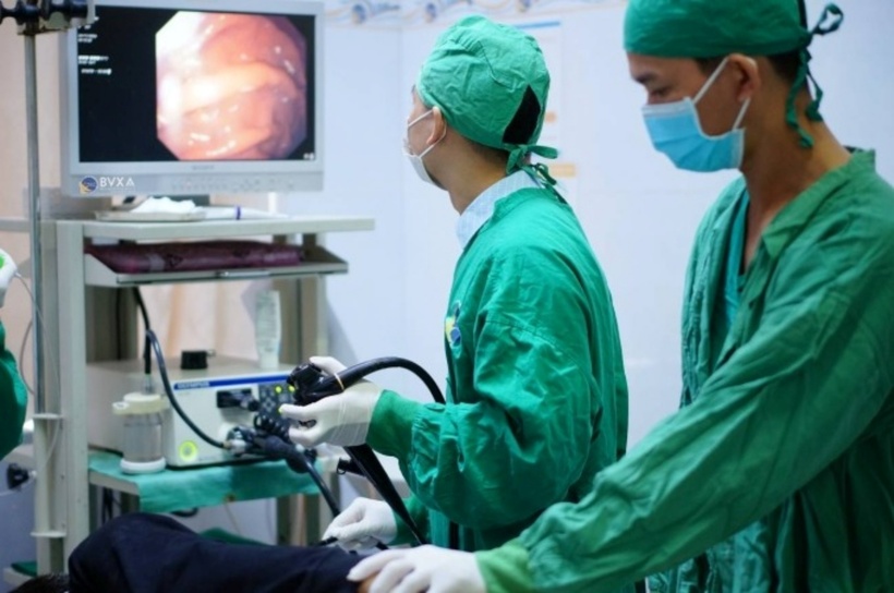 Ê kíp bác sĩ tiến hành nội soi gắp mảnh xương gà ra khỏi thực quản bệnh nhân. Ảnh: Ngôi sao.