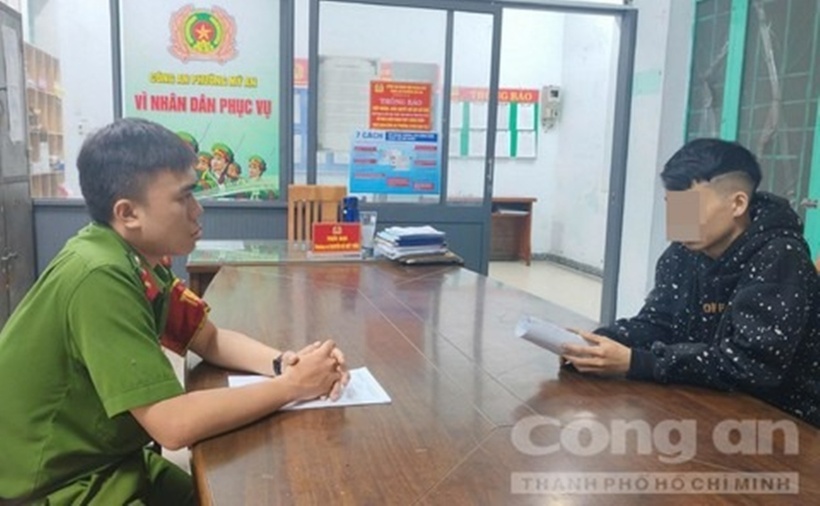 Công an làm việc với Dưỡng. Ảnh: Công an TP.HCM.