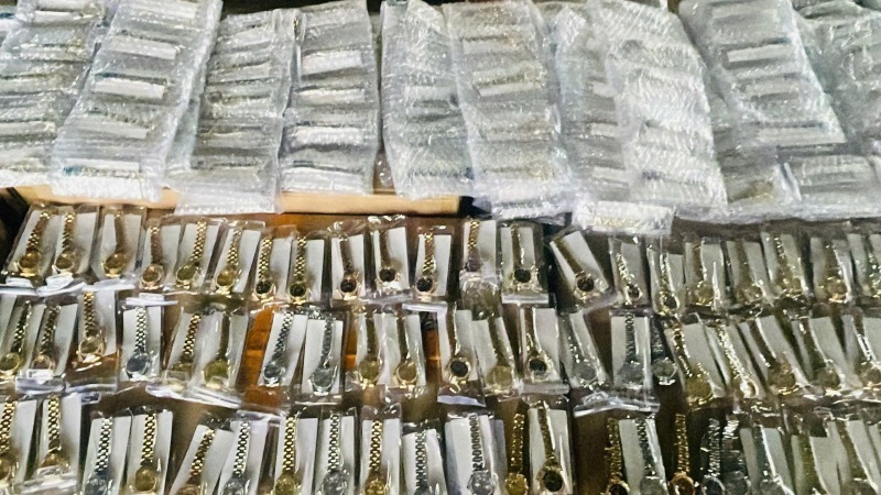 450 chiếc đồng hồ đeo tay nghi giả mạo nhãn hiệu nổi tiếng Rolex.