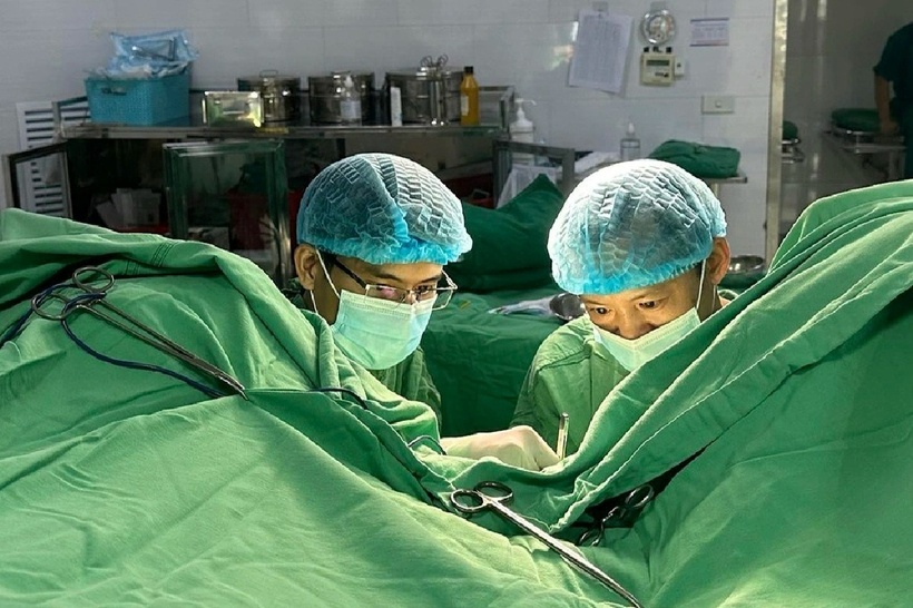 Bệnh nhân được chỉ định phẫu thuật cấp cứu để tránh biến chứng nặng nề. Ảnh: Báo Dân trí.