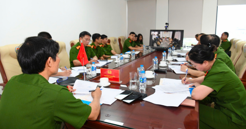 Cuộc gặp xã giao trực tuyến giữa 2 cục trưởng (Ảnh: Công an cung cấp).