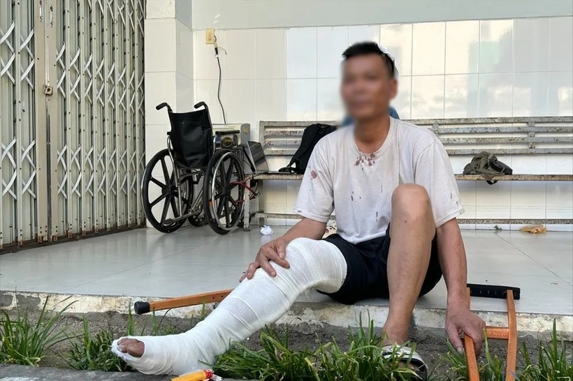Anh Tr. bị thương, chờ đón xe về quê. (Ảnh: Pháp luật TP.HCM)